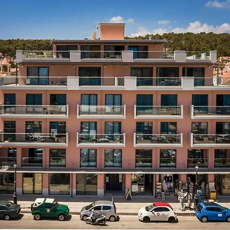 12 Suites Luxury Living *